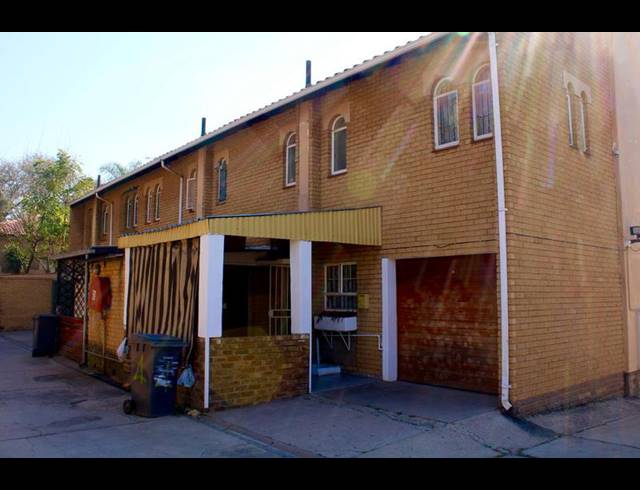 3 BEDROOM TOWNHOUSE FOR SALE IN SILVERTON